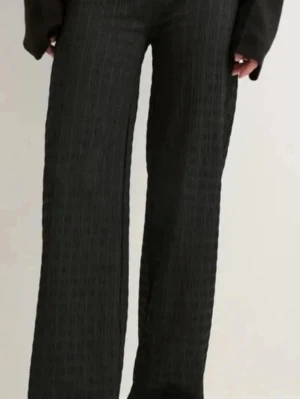 SÖKER Nelly struktur byxor - SÖKER-KÖP EJ❗️söker efter dess byxor i storlek s-m till et rymligt pris. Hör av er om ni vill sälja dem till mig💞