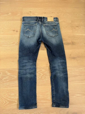 Jacob cohën limited edition jeans - Säljer ett par riktigt feta Jacob cohën limited edition jeans i storlek 33!             Endast 299 exemplar finns, detta är nummer 123/299!                                           Det finns ett lagat hål samt väldigt små fläckar (kolla bilderna). Fläckarna syns ej vid användning.                                              Kom gärna med frågor och prisförslag😊