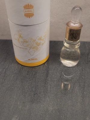 Ajmal parfymolja Musk Lava 12 ml - Exklusiv parfymolja från Ajmal i en elegant genomskinlig glasflaska med gulddetaljer och droppkork. Kommer i en vit och gul förpackning med stilren design. Perfekt för dig som gillar lyxiga dofter och vill ha något unikt i samlingen. En droppe 💧gäller länge