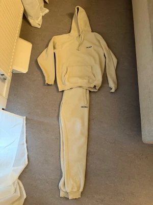 Les Deux Duncan Pile Dress - Fin heldress från Les Deux. Sparsamt använd. Nypris 2.400kr. Passar som både XS och S