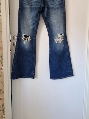 Hip hug loose jeans Gina tricot- Helt NYA! - Jeans i modellen hip hug loose från Gina tricot i storlek S, 14+. Jeansen är helt NYA, enbart provade (gick inte att returnera då lapparna var borttagna).