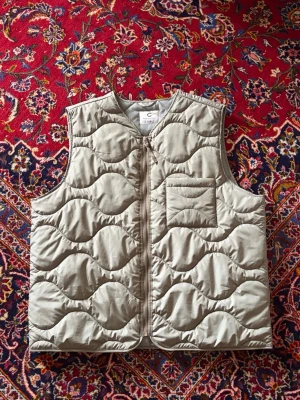 Arket Dunväst (cubus) - Samma väst som säljs hos Arket, de görs av samma klädleverantör. Helt ny och kan gå ner vid snabb affär. 