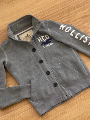 Hollister cardigan - Säljer en riktig snygg Hollister cardigan. Skicket är 10/10. Storlek S. Priset kommer ligga på 399kr.