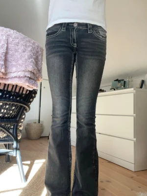 Grå low waist bootcut jeans - Grå low waist bootcut jeans från Gina i tall modell. Midjemått raktöver: 38cm, innerbenslängd: 86cm. Använd max två gånger. Säljer då de inte kommer till användning!💛