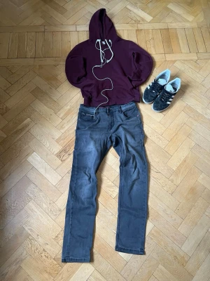 Timezone Selvedge jeans - Skick 10/10 knappt använda inga defekter. Storlek W31 L32 passar någon runt 175. Modellen är Slim Scottz och passformen är något lösare än slimfit.