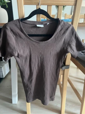 Brun ribbad t-shirt från ETREL - Snygg brun ribbad t-shirt från ETREL i storlek XS. 