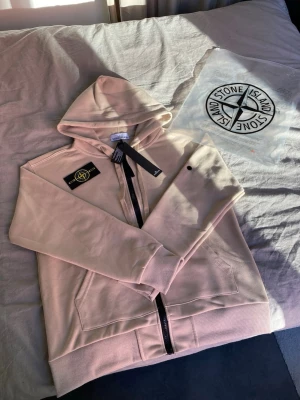 Stone island beige tröja - Säljer en fin och skön stone island tröja. Jätte fin och mjuk👍 den är inte alls använd och har lappen och påsen med. Passar för alla väder och alla tider. Jag säljer den på grund av moped köp 🏍️ hör av er vi frågor 👍