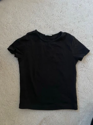 Svart basic topp från Gina Tricot - Skön, basic topp från Gina. Lite mer åt cropped hållet. 