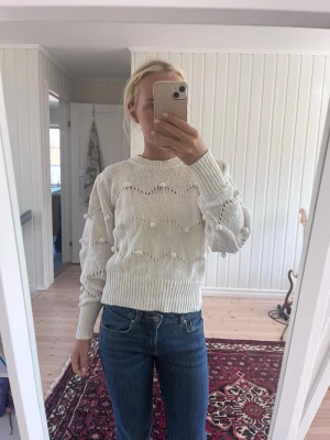 Stickad tröja från Lindex - Söt med detaljerna. Varm vit färg.