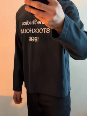 Svart långärmad Acne Studios t-shirt - Säljer en svart långärmad t-shirt från Acne Studios med trycket 'Acne Studios STOCKHOLM 1996' på bröstet. Storlek M.