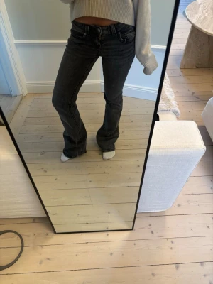 Lowwaist bootcut jeans - Lågmidjade bootcut jeans från Gina tricot. Nyskick, har klippt fickorna så de inte skulle vara stängda med en knapp. Storlek: 34