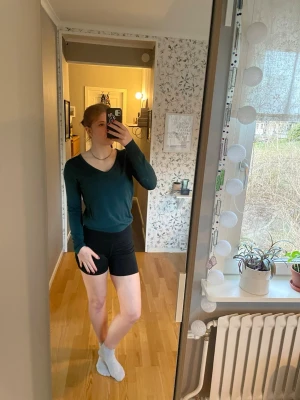 Mörkgrön pullover - Säljer en mörkgrön pullover tröja. Sitter lugnt och har väldigt mjukt tyg. Har en mindre lagning i sidan men syns knappt