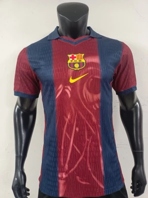 FC Barcelona x Cactus Jack matchtröja - Unik FC Barcelona matchtröja i röd och marinblå med gula detaljer. Framsidan har klubbens emblem och Nike-logga, baksidan har 'Cactus Jack', nummer 2 och 'Barça' i beige. Klassisk krage och korta ärmar. Perfekt för fotbollsfans och streetwear.
