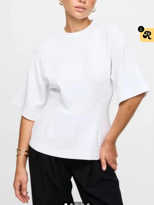 Vit figursydd tröja från Bikbok - Använd endast en gång, inga defekter osv🩷säljs då den ej kommer till användning. Köptes för 299kr från Bikboks hemsida.