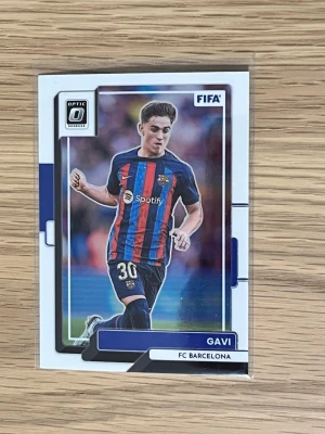 Fotbollskort Gavi FC Barcelona - Säljer ett samlarkort från Panini Donruss Optic med Gavi från FC Barcelona. Kortet har en färgstark design med Gavi i Barcelonas blå-röda matchställ och klubbens logga. Perfekt för dig som gillar fotboll och samlar på sportkort.