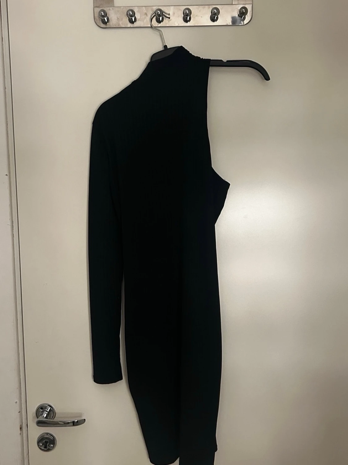 Svart oneshoulder kortklänning - 1