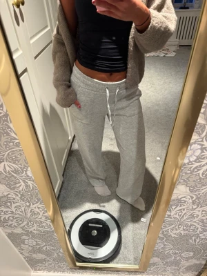 Grå mjukisbyxor  - Säljer ett par grå mjukisbyxor med raka ben och bred resår i midjan. Byxorna har snörning framtill och två fickor. Perfekta för chill dagar och är gjorda i mjukt sweatshirt-material som är riktigt skönt.