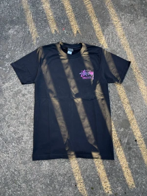 Stussy T-shirt - Säljer denna feta stussy bangkok T-shirten utan skador och perfekt fit