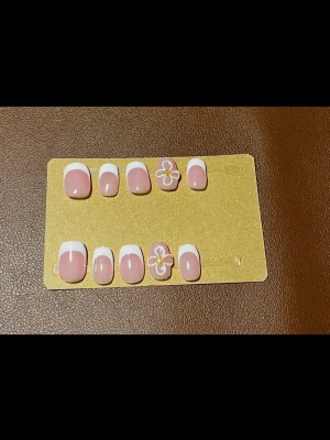 Press-on naglar med fransk och blomma - Skriv gärna vid frågor eller innan köp, finns i alla storlekar och i kort eller medium längd!!💗💕Lim ingår och de är återanvändbara💖