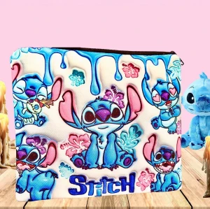 Fin necessär med Stitch-motiv! - Fin necessär i nylon med Stitch-motiv. Mått: 22 x 18 cm. Ny & oanvänd.