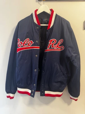 Polo Ralph Lauren - Stilren jacka som drar blickarna till sig!!! Ny pris 6000. 