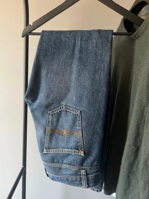 Nudie Jeans  - Riktigt snygga mörkblå nudie jeans 👖Modell: Gritty Jackson, storlek 29/32! Lite slitna i ändan av benet. 
