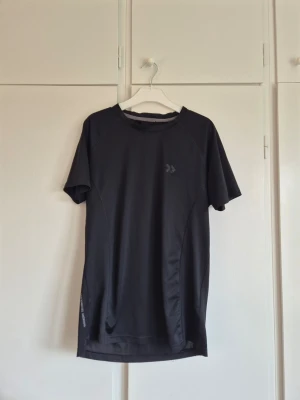 Svart träningst-shirt  - Jätteskön träningst-shirt i skönt material❣️ Använd men fortfarande samma skick❣️