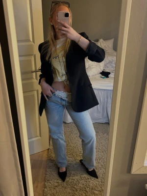 Ljusblå raka jeans med låg midja  - Säljer ett par ljusblå jeans med rak passform och låg midja. Jeansen har klassisk femficksdesign och är tillverkade i denim. Perfekta för en avslappnad och trendig look. Endast använda 1 gång 