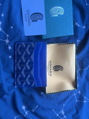 Fin korthållare - Säljer denna fina korthållaren i färgen blå, är väldigt unik och matchar till nästan allt. Vid intresse är det bara att höra av sig 