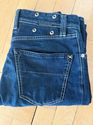 Tramarossa Jeans W31 - Hej! Säljer ett par Tramarossa jeans i storlek W31. Mörkblå jeans i mycket bra skick.   Skick: 8/10  Nypris: ca 3700kr  Hör av dig vid frågor eller intresse!