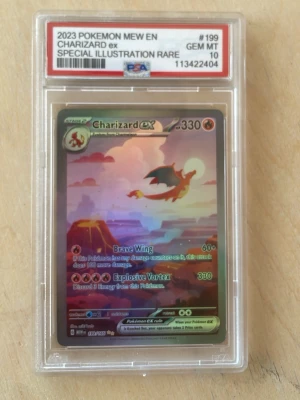Charizard ex Pokémonkort PSA 10 - Obs ej orginal. Säljer ett Charizard ex special illustration rare Pokémonkort från 2023, graderat PSA 10 GEM MT. Kortet har färgstark illustration med Charizard som flyger över ett landskap. Perfekt för samlare som vill ha något unikt i sin samling.