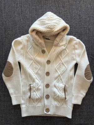 Kelebek kofta~fodrad  - Eftertraktad Kelebek stickad kofta vit med fodrad luva – mjuk och varm | Trendig och stilren | Unik vintage vibe | Bekväm passform | Fint skick | Svår att få tag på | Perfekt för kalla dagar | Säljs snabbt | Skickas inom 24h 📦 | Snabb affär = bättre pris ✌️storlek L passar xs/s