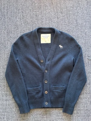 Abercrombie & Fitch kofta ~ vintage  - Säljer en eftertraktad Hollister tröja i väldigt bra skick | storlek M (true size) och passar perfekt nu till våren. Kan även gå ner lite i pris vid snabb affär Obs vid frågor tveka inte 😊