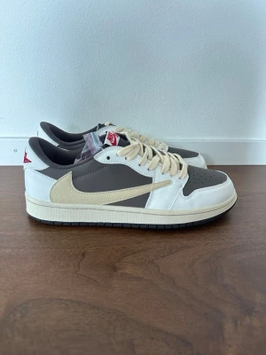 Nike Air Jordan 1 Low Travis Scott - Säljer ett par Nike Air Jordan 1 Low Travis Scott. Storlek 46 passar även 45. Röda snören tillkommer dock ingen låda. Ej använt alltså nyskick!