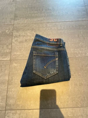 Dondup - Dondup George. Jeansen är i ny skick och kostar 4500kr ny pris. Extremt ovanlig och sällsynt par. Slitningar-tvätt-paintsplattern storlek w35. 