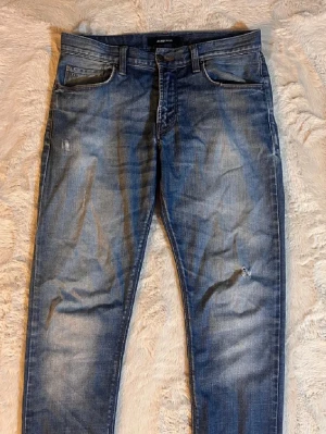 J. Lindeberg Jeans - Säljer dessa ljusblåa J. Lindeberg jeans med lite slitningar. Passformen skulle jag säga är slim fit/straight leg och storleken är W31 L32. 