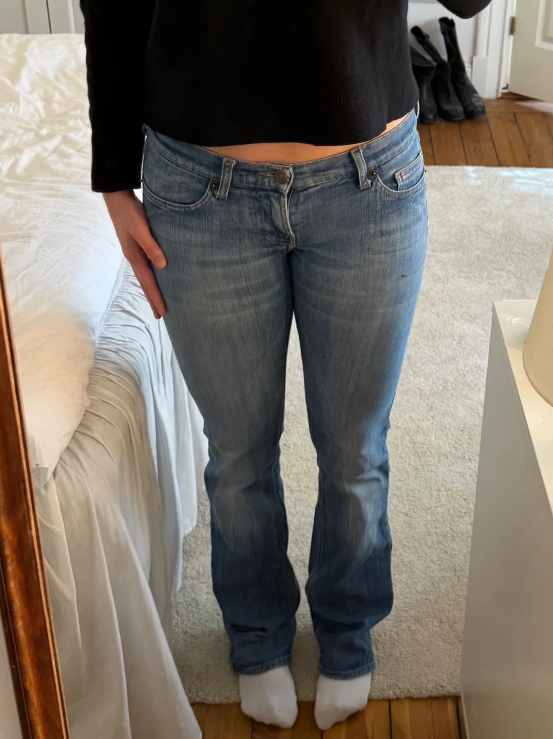 Blå bootcut jeans med låg midja