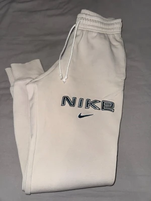 Nike Mjukisbyxor - Ljusbeiga mjukisbyxor storlek xs