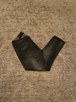 Dondup George jeans - Hej jag säljer ett par otroligt unika Dondup George jeans med sällsynt slitning i riktigt snygg grå färg perfekt för dig som vill ha ett par kvalitetsjeans med grym passform. Nypris ≈ 4000kr, mitt pris 799kr.  Skick: 9/10 Storlek: W35 Midja: 40cm Lår: 25cm Ytterlängd: 90cm Innerlängd: 66cm  Skriv gärna om du vill ha fler bilder eller har frågor!