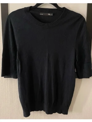 T-shirt  - En svart stickad T-shirt från lager 157 i storlek s