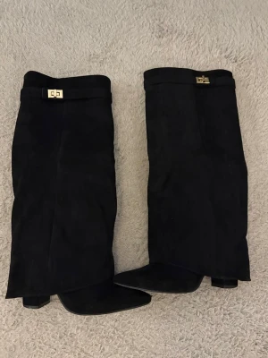Lululia svarta boots - Säljer ett par svarta snygga boots från lululia. De är i mocka material och inte använda många gånger! En av skorna har en liten slitning längst ut, men det är knappt märkbart❤️skriv vid frågor! 