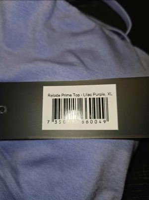 Träningstopp - Prime Seamless Top - En super fin tränings topp från RELODE från deras kollektion Prime Seamless i färgen lilac.  Toppen har ett mjukt och följsamt material med öppen rygg, kupor som går att ta ur.  Ny med lappar kvar. Nypris 499kr 