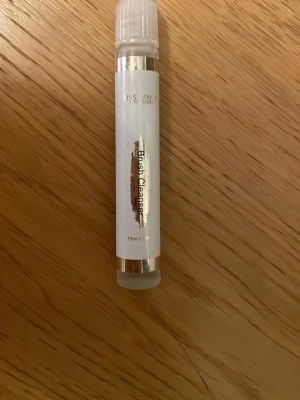 Miss Fansy Brush Cleanser 15ml - Praktisk och smidig brush cleanser från Miss Fansy i en genomskinlig tub med silverdetaljer. Perfekt för att snabbt rengöra sminkborstar. Innehåller 15 ml och är enkel att ta med i necessären.