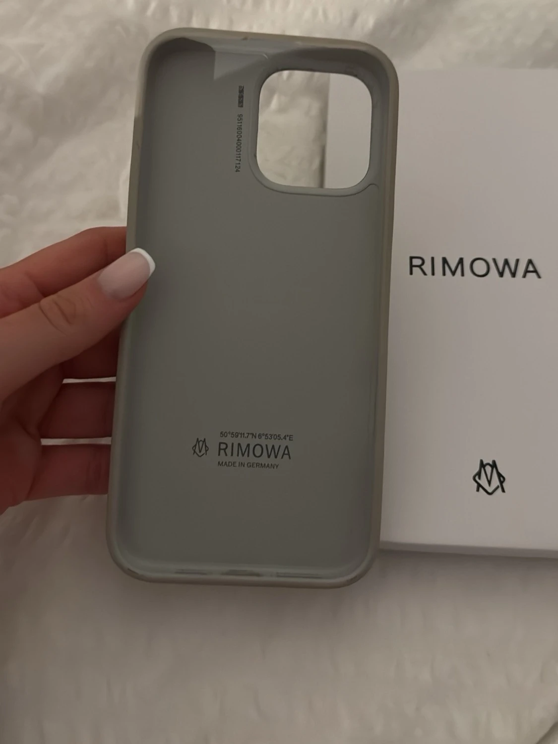 Silverfärgat mobilskal från Rimowa 16 pro Max  - 2