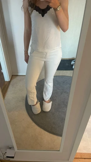 Vita kostymbyxor med rak passform - Snygga vita byxor i linne liknande material med rak passform och låg midja🤍🤍🤍