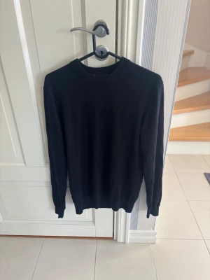 Svart sweatshirt  - En enkel och stilren svart stickad tröja med rund hals. En mycket elegant tröja med magisk passform och som är riktigt skön under sommaren. Tröjan säljes på grund av att den blivit för liten 