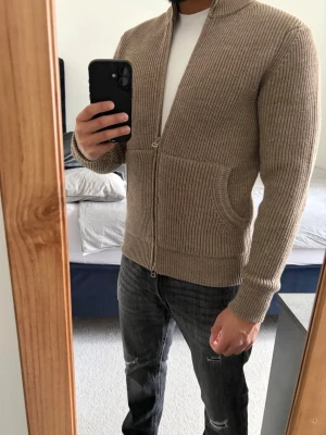 Fullzip cardigan - Stilren stickad fullzip cardigan med två fickor framtill från Zara i storlek S. Den är väldigt varm så passar utmärkt till kyligare dagar. Inga defekter! Bara att skriva vid funderingar!🌟