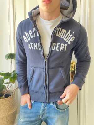 Abercrombie and fitch full zip  - Abercrombie and fitch full zip, Inga defekter! Modellen i bilderna är 180 cm 75 kg och bär Storlek L passar mer M/S , Kom med frågor! 🌟 (Kan gå ned i pris vid köp av paket 😉) 