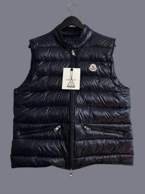 Moncler gui - Säljer min Monclerväst (gui) som är i väldigt bra skick. Som ni ser så skannar båda tagsen. Den är i storlek 3 vilket motsvarar M-L. Perfekt nu till sommaren och våren och är väldigt bra till layering. Inte supervarm så den är som sagt perfekt till vår och sommar. Skriv vid frågor!