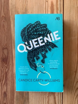 Queenie - Candice Carty-Williams - Pocket - Queenie av Candice Carty Williams. I fint skick 🌸